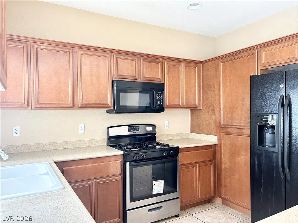 3 bed, 2.5 bath, 1595 sqft, $1,895 — Photo 3