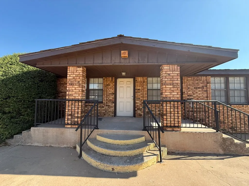4728 Taft Blvd — Photo 1