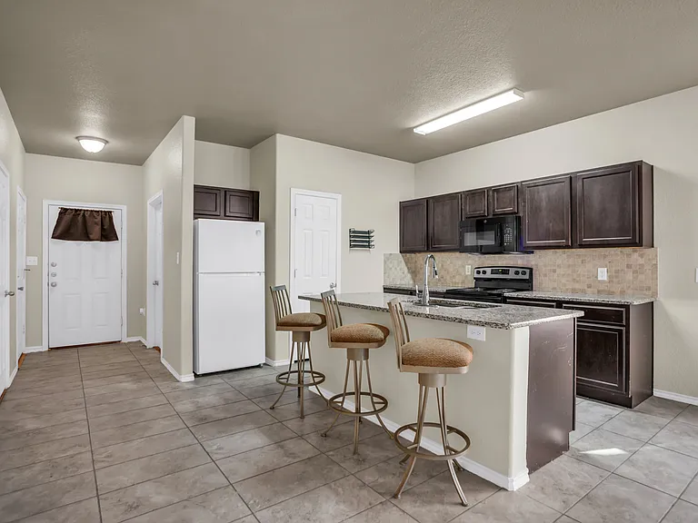 2049 Meadow View Dr — Photo 10