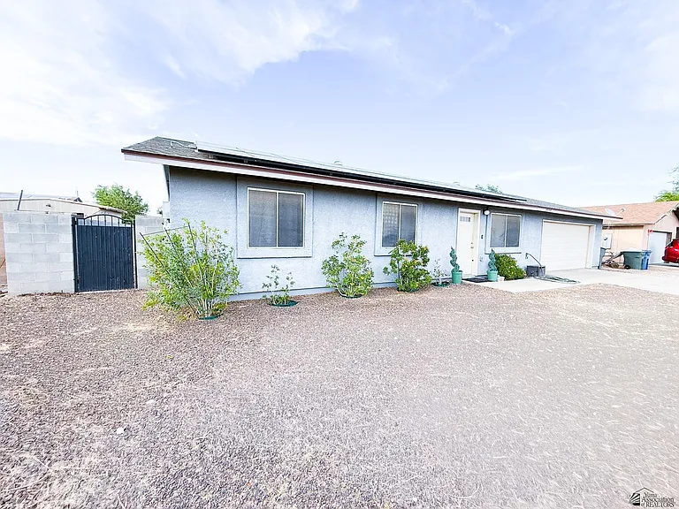 8558 E 38th Ln — Photo 3