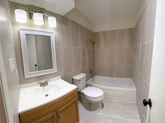4th image of 505 Claire Ct #1A