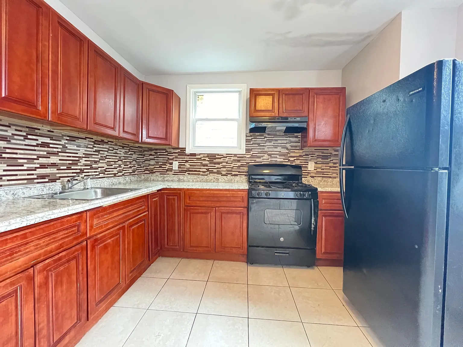 3 bed, 1000 sqft, $2,300 — Photo 1
