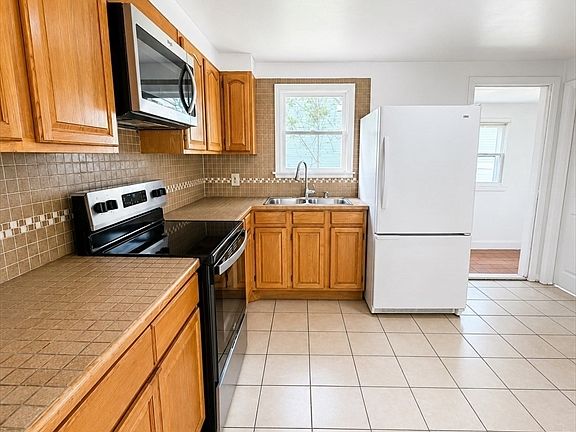 3rd image of 299 Charles St