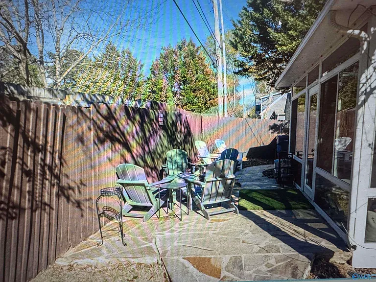 208 Surrey Rd SW — Photo 4