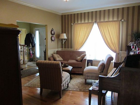 5th image of 220 Woodlawn Ave