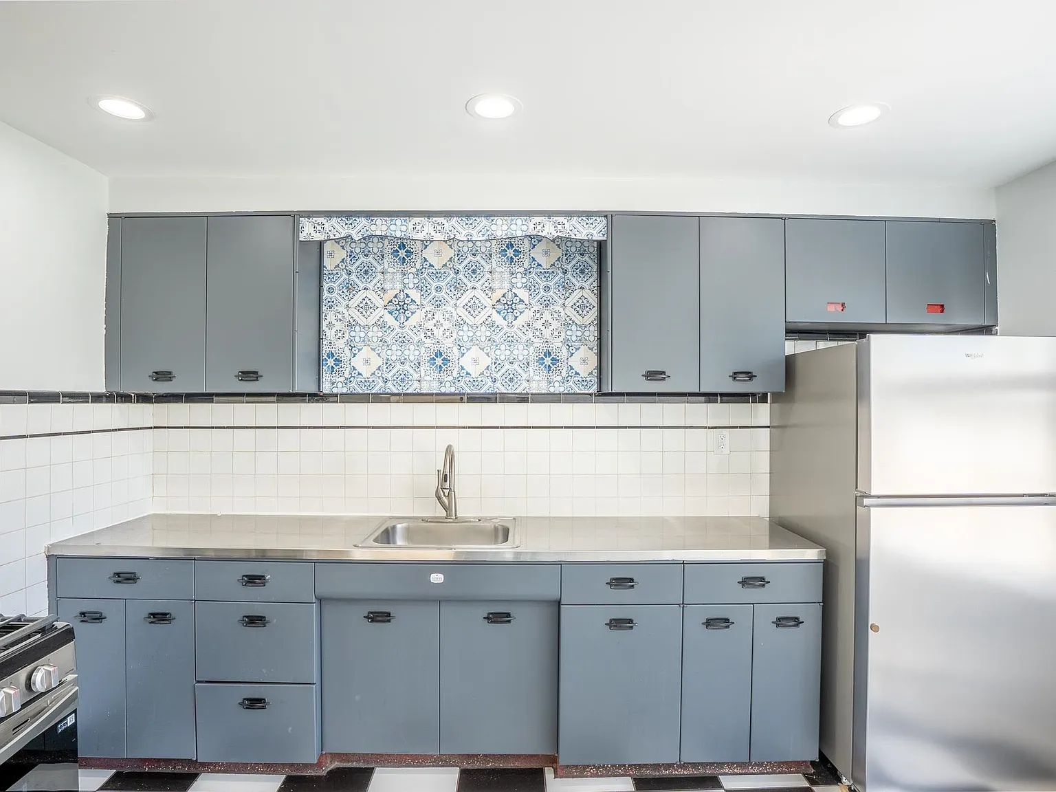 2 bed, 1.0 bath, $2,500 — Photo 2