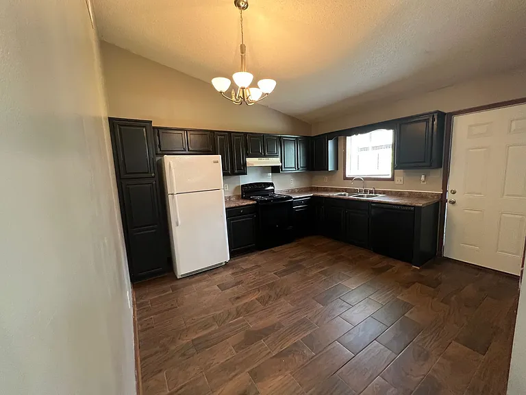 725 Pinewood Dr — Photo 3