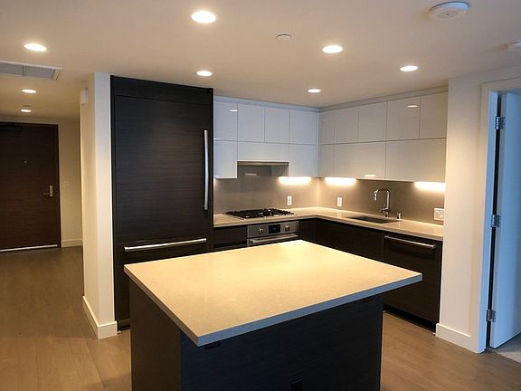 5th image of 583 Battery St APT 2401