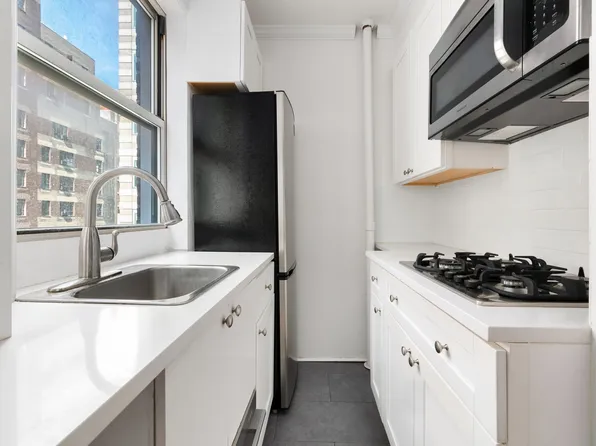 333 East 43rd Street 910 image 2 of 11