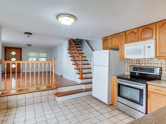 4th image of 547 Onota St