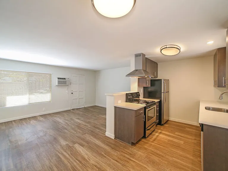 unit on 32nd — Photo 2
