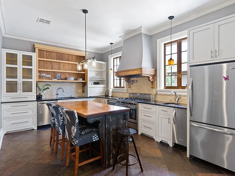 1806 Robert St — Photo 3