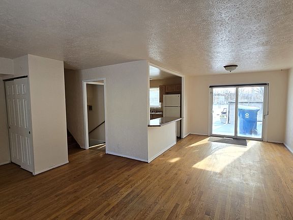 4th image of 22441 Yates Ave