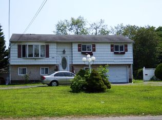 690 Commander Ave, West Babylon, NY 11704