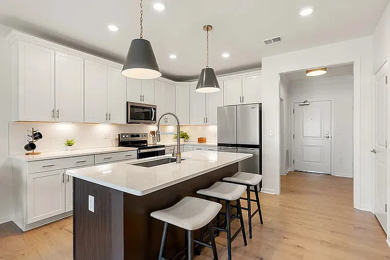 1 bed, 1.0 bath, 1027 sqft, $1,950 — Photo 3