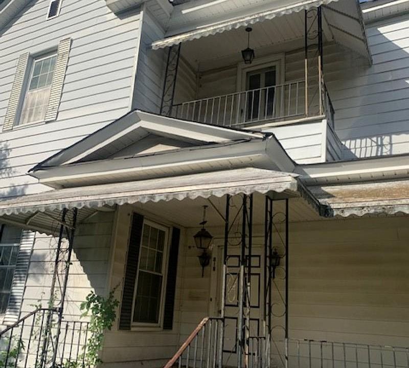 2nd image of 818 Glenn St.