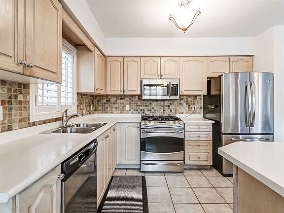 4th image of 8 Pine Hollow Cres