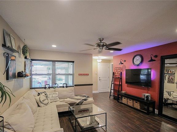5th image of 424 Tangerine Dr
