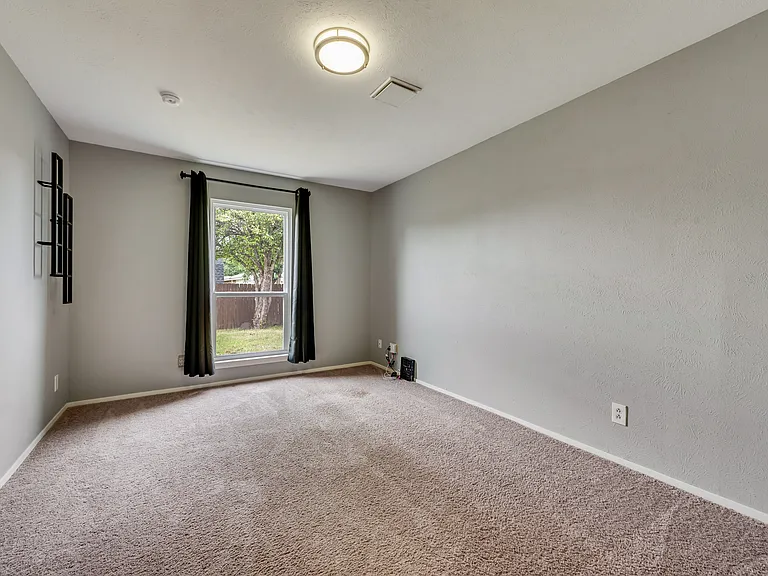 4924 Wagner Dr — Photo 15