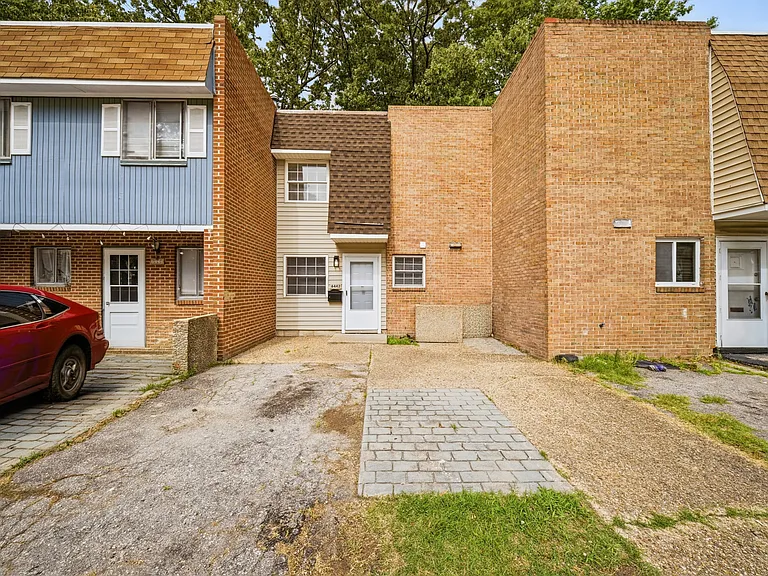 Front of townhome / 2 car parking