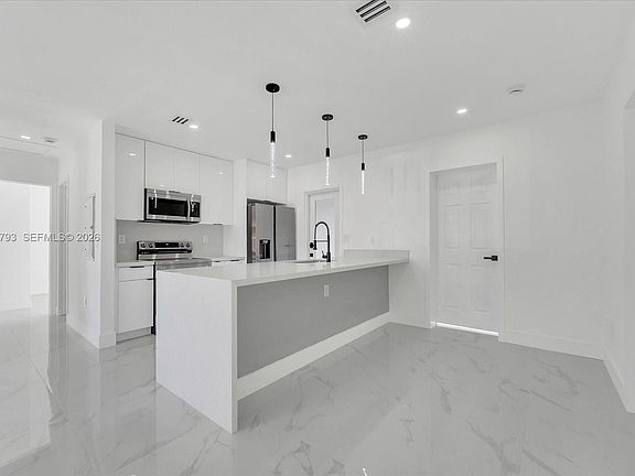 5th image of 910 NW 133rd St