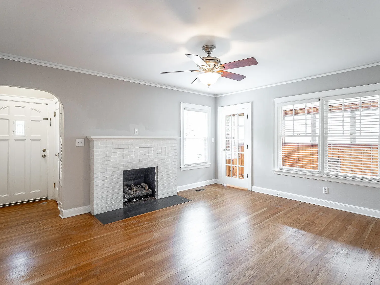 3 bed, 2.0 bath, 1420 sqft, $2,300 — Photo 3