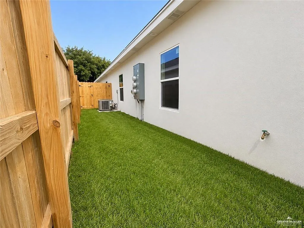 3 bed, 2.0 bath, 1050 sqft, $1,290 — Photo 4