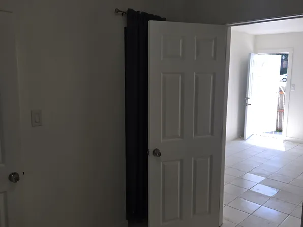 18 E 56th St #18, Long Beach, CA 90805
