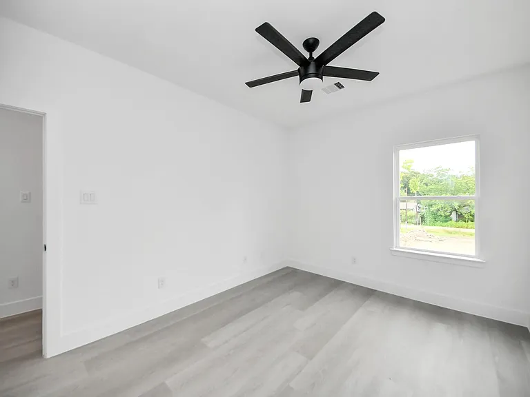 8218 Lawler St — Photo 7