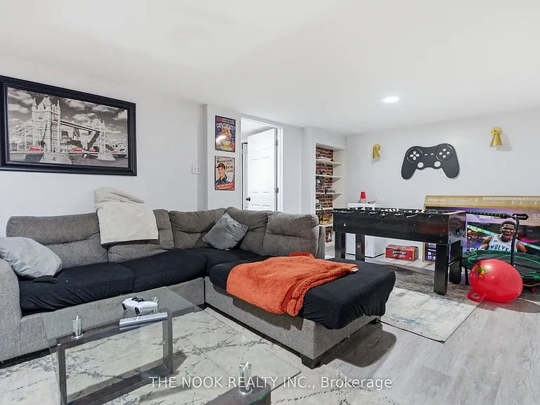 119 Brownstone Cres — Photo 34