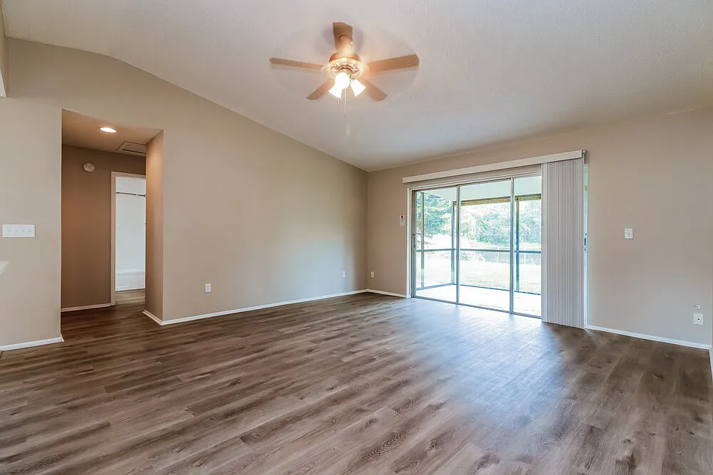 3 bed, 2.0 bath, 1289 sqft, $2,370 — Photo 4