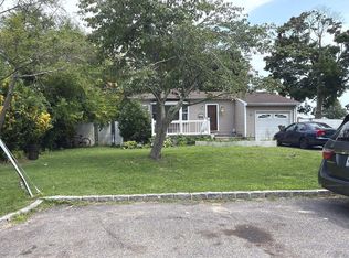 19 Chapman Pl, Bay Shore, NY 11706