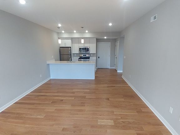 4th image of 2333-47 Fairmount Ave #302