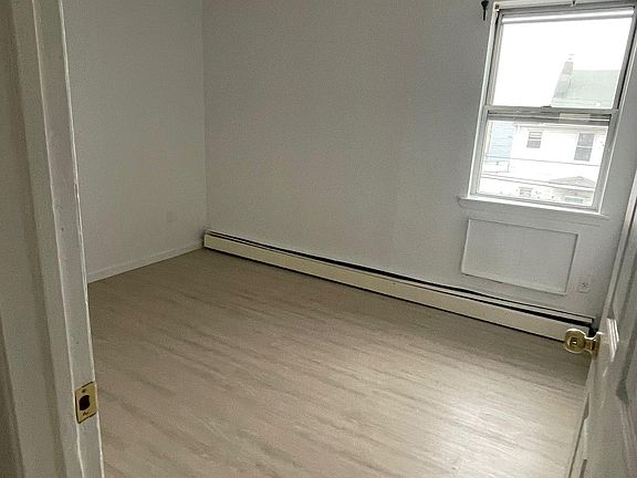 4th image of 1481 Oakley St #2