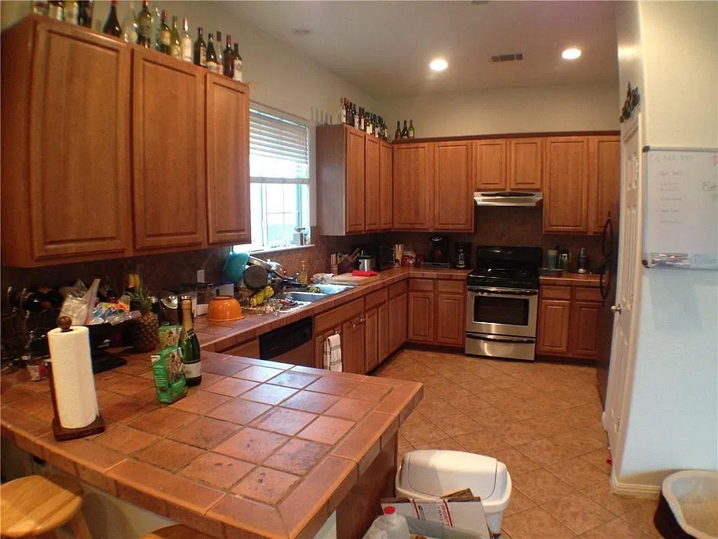 5 bed, 3.0 bath, 2450 sqft, $5,500 — Photo 4