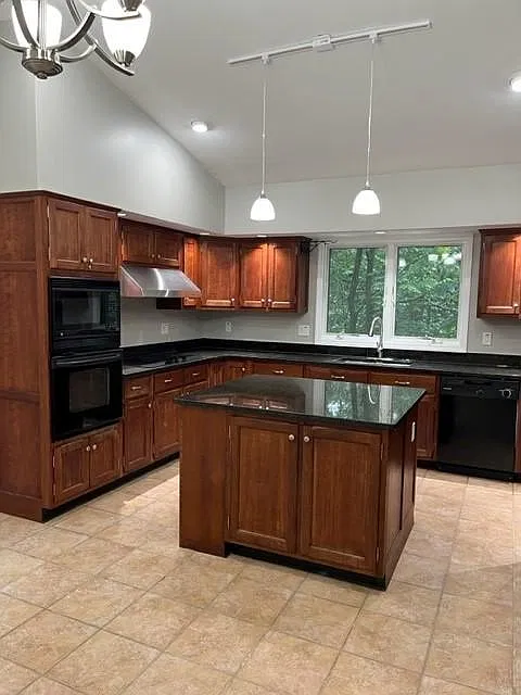 4 bed, 3.5 bath, 3010 sqft, $2,500 — Photo 4