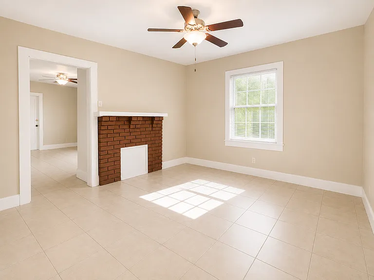 1402 NW 6th Pl — Photo 4
