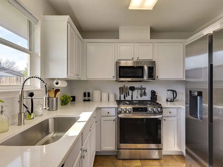 507 Clear Spring Ln — Photo 11