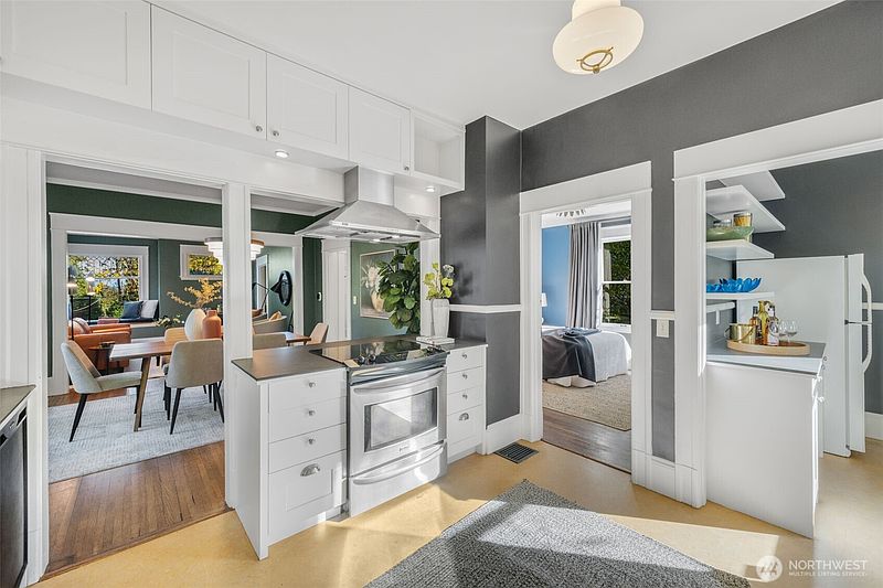 5th image of 809 23rd Avenue E