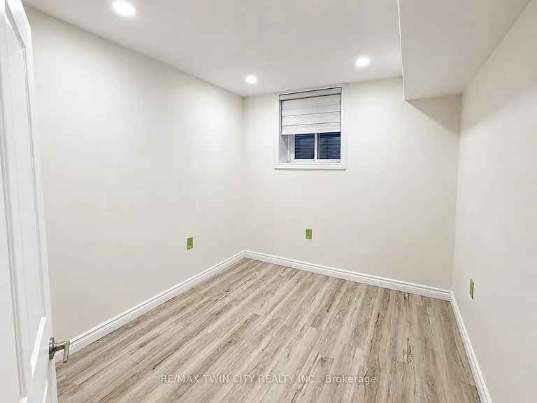166 Ladyslipper Dr #BASEMENT — Photo 4