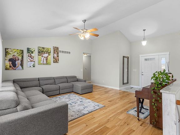4th image of 57318 Garnet Ln