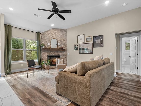 4th image of 2 Elvanfoot Ln