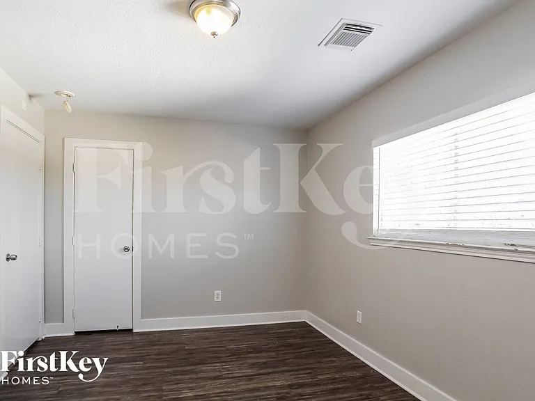 19214 Spruce Bough Ln — Photo 11