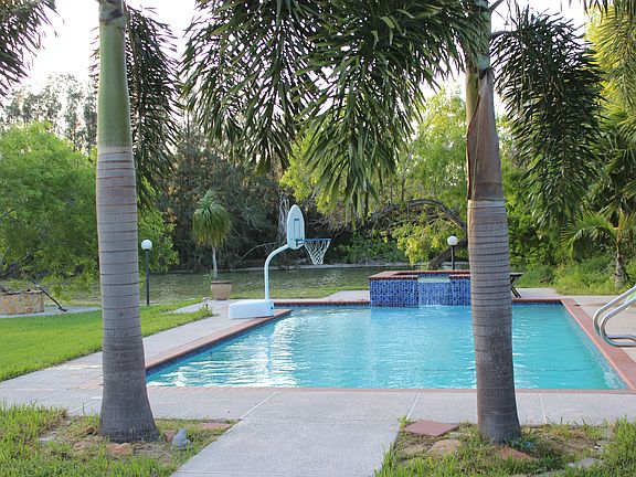 Saltwater heated pool/hottub