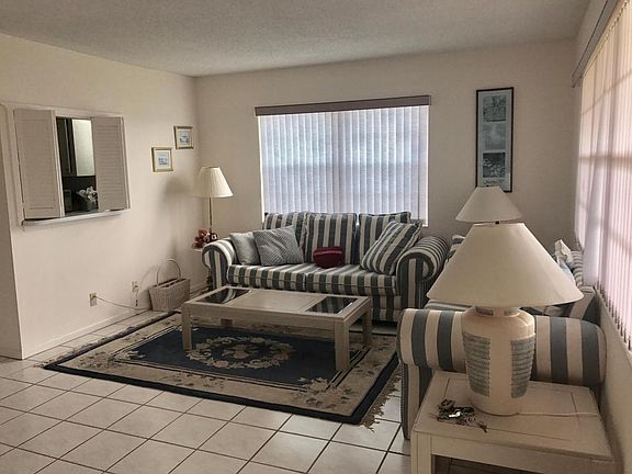 4th image of 126 Canterbury Dr W