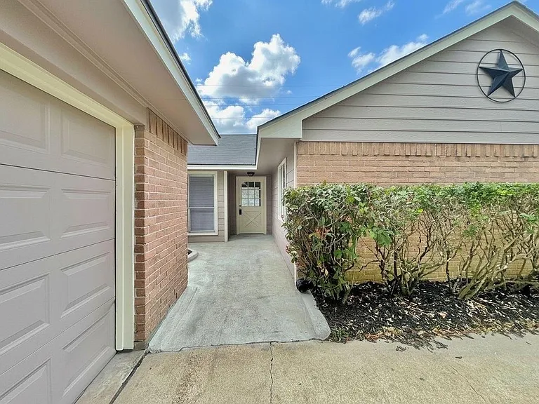 7011 Brockington Dr — Photo 3