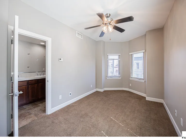 563 W 6th St — Photo 15