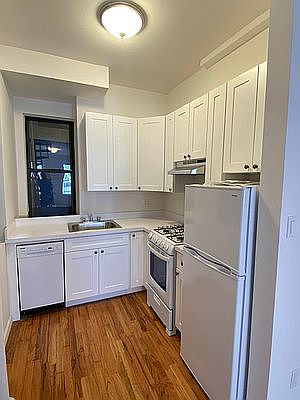 3rd image of 245 E 62nd St #18/22