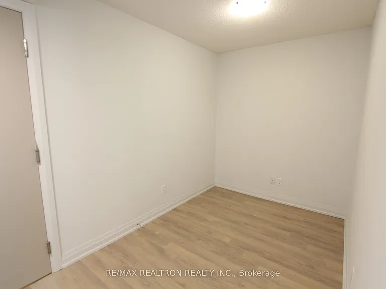 20 Meadowglen Pl #908 — Photo 4