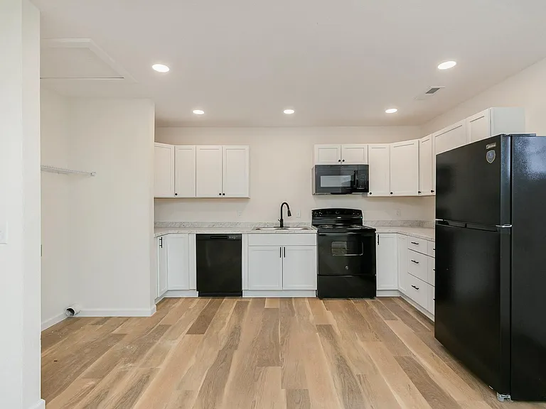 180 W Washington St #B — Photo 10